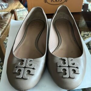 Tory Burch flat shoes.